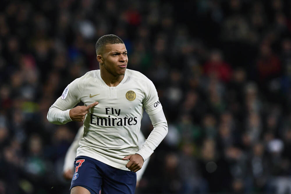 明星跨年夜造型太拉跨: 戚薇好像鸡毛掸子, 关晓彤又穿错裙子